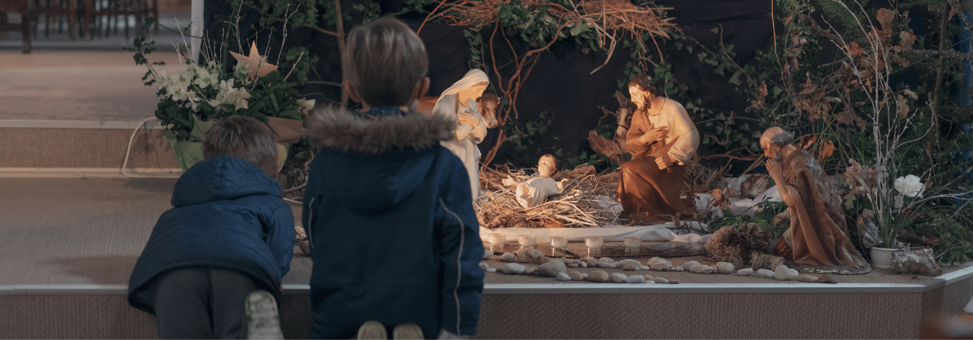 De Kribkes in Limburg- kinderen bekijken kerststal