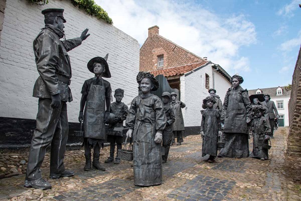 Groep levende standbeelden zijn onderweg naar Toonbeeld Thorn, het levende standbeeldenfestival in Thorn