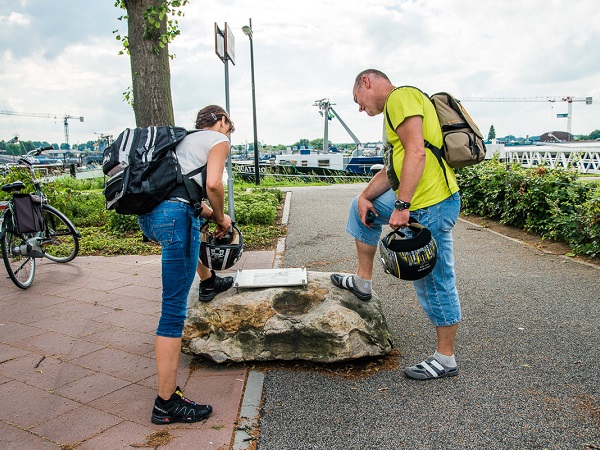 Stel leest informatie van de liberation route op een infopaneel