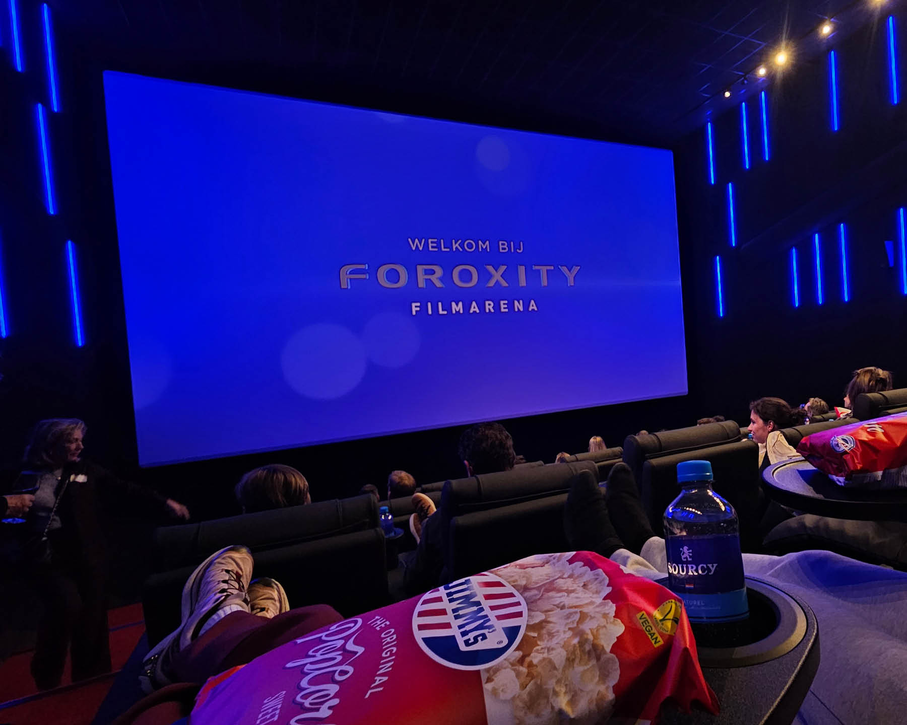 bioscoopzaal met mensen en popcorn