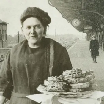 Historische foto van Antje van de Statie op het perron van Weert, met een dienblad vol vlaaien voor zich.