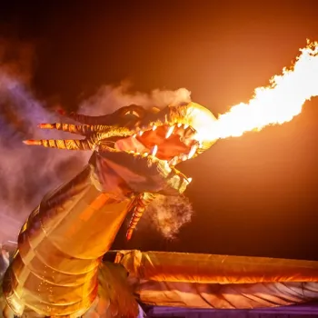 De draak uit het openluchtspektakel Draaksteken 2023 spuwt vuur